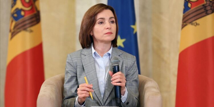 Речь Санду в парламенте. Желтые тюльпаны, бурные овации и предвыборные страшилки