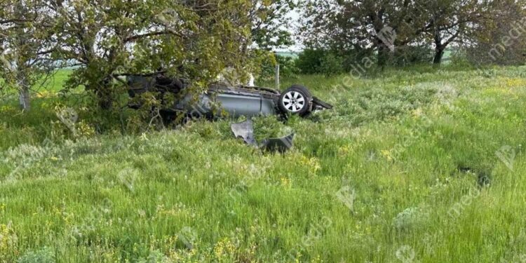 Polițist rănit după ce s-a răsturnat cu BMW-ul la Drochia