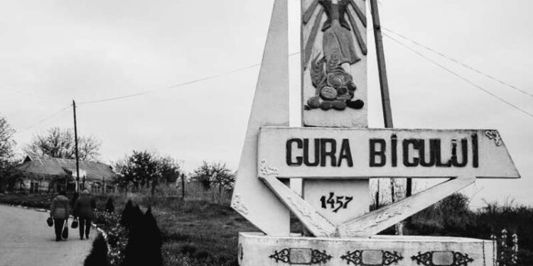 Ucisă cu bestialitate, ca să-i fure 12 mii de lei. Crima de la Gura Bîcului, care a șocat comunitatea. Sătenii: Au găsit-o mutilată, cu toporul. Fiica ei când a intrat, a leșinat de groază