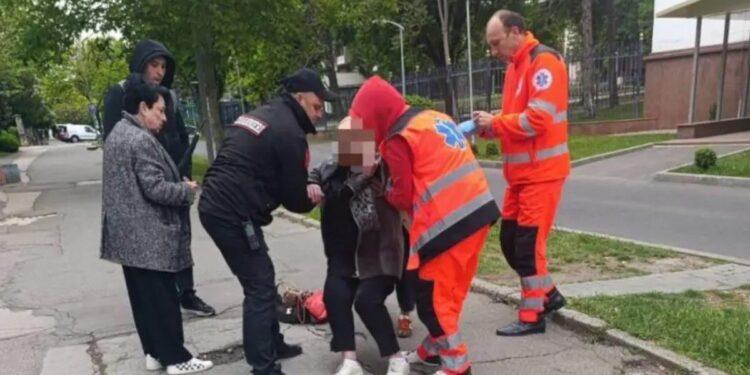 Карабинеры пришли на помощь женщина, которая упал сильно ударилась лицом