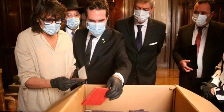 В суде Аргентины нашли ящики с документами нацистов под видом шампанского