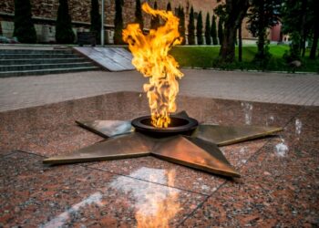 В знак уважения и благодарности: Блок «Победа» подарил ветеранам частицу Вечного огня, доставленного из Москвы | VIDEO