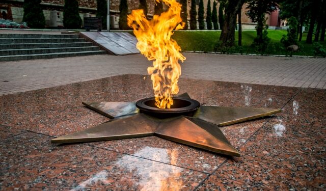 В знак уважения и благодарности: Блок «Победа» подарил ветеранам частицу Вечного огня, доставленного из Москвы | VIDEO