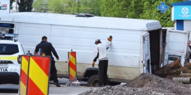 Инцидент на севере страны. Грузовик провалился после того, как водитель проигнорировал ограничения по весу