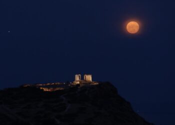 В ночь на 13 мая небо озарила «Цветочная Луна»