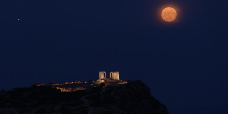 В ночь на 13 мая небо озарила «Цветочная Луна»