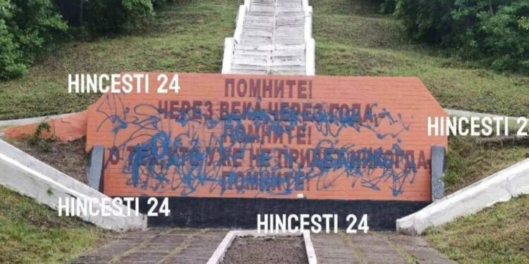 Россия возбудила уголовное дело о вандализме памятника советским воинам в Молдове. Наши власти молчат | VIDEO