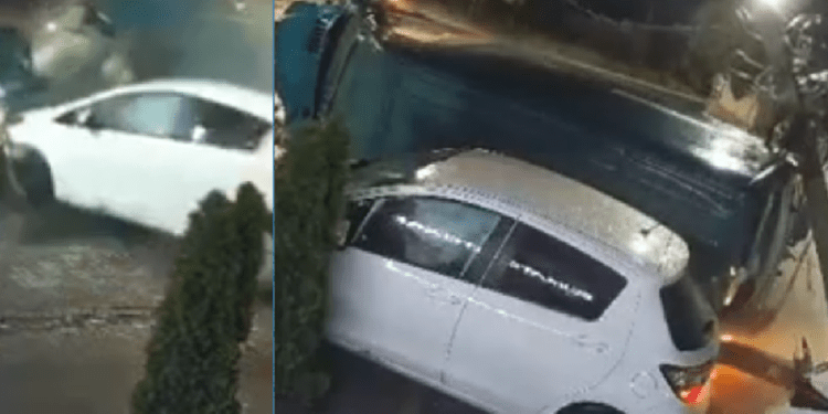 Серьезная авария в столице: Авто влетело в мкроавтобус, а тот снес столб