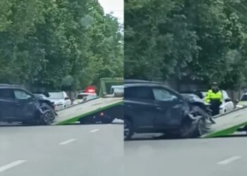 Серьезная авария в столице. Машина врезалась в забор после того, как водитель потерял сознание за рулем
