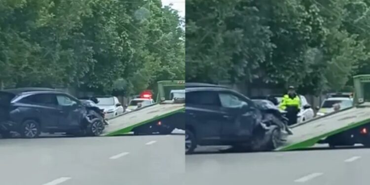 Серьезная авария в столице. Машина врезалась в забор после того, как водитель потерял сознание за рулем