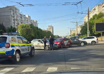 Автомобиль такси попал в аварию в Кишиневе