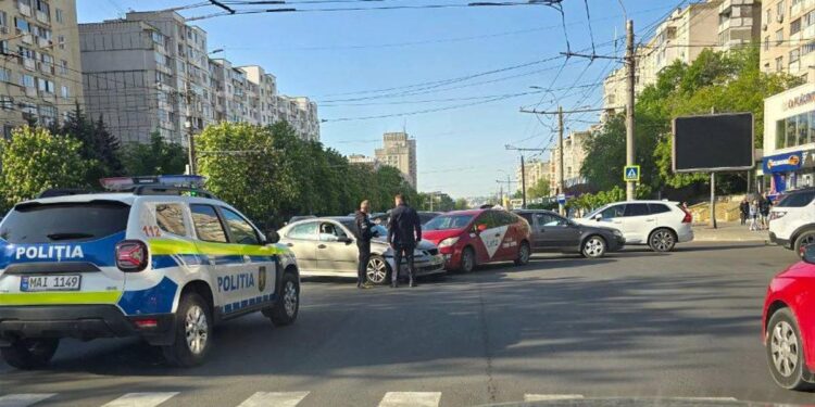 Автомобиль такси попал в аварию в Кишиневе