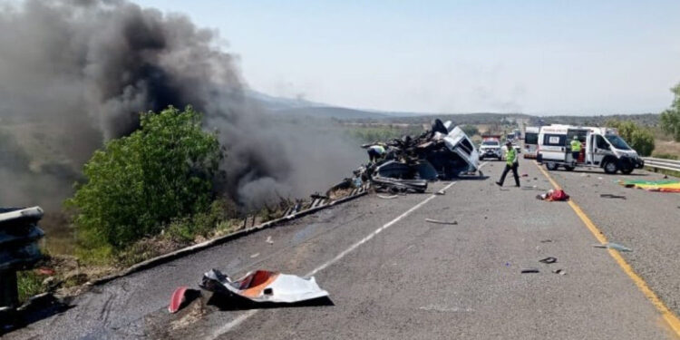 Более 20 человек погибли в массовом ДТП в Мексике