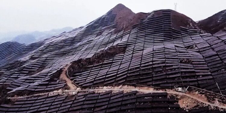 Весь горный хребет в Китае покрыли солнечными батареями