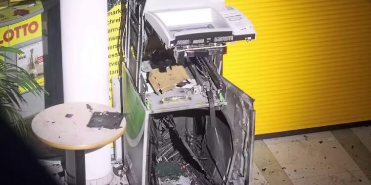 Doi moldoveni, judecați în Germania după ce au aruncat în aer 10 bancomate