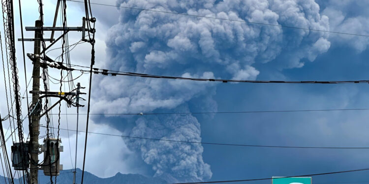 В Японии город засыпало пеплом после трех извержений вулкана