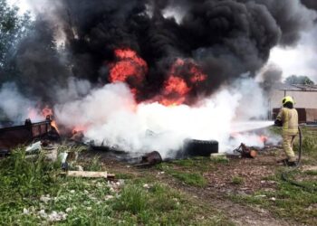 Густой дым у автосервиса в Кишиневе. На место выехали два расчета