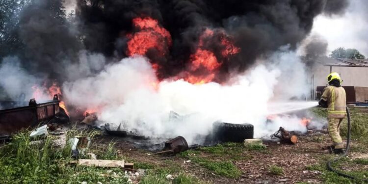 Густой дым у автосервиса в Кишиневе. На место выехали два расчета