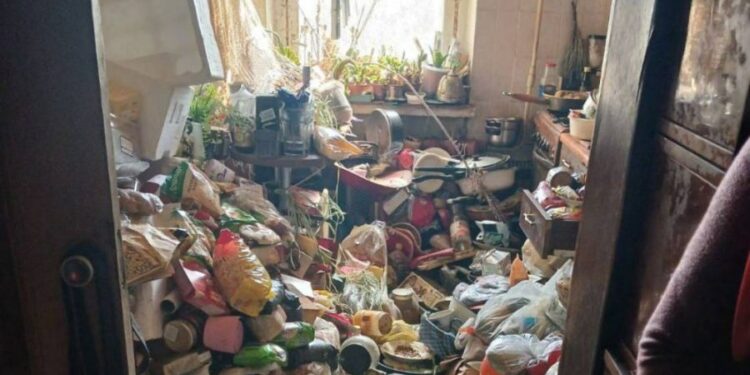 Потребовался трактор с прицепом: Одна из столичных квартир превратилась в свалку