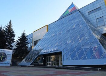 Девочку увезли на скорой из Центра для детей и молодёжи «ARTICO» после падения с высоты