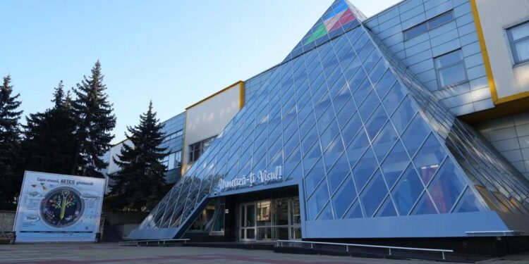 Девочку увезли на скорой из Центра для детей и молодёжи «ARTICO» после падения с высоты