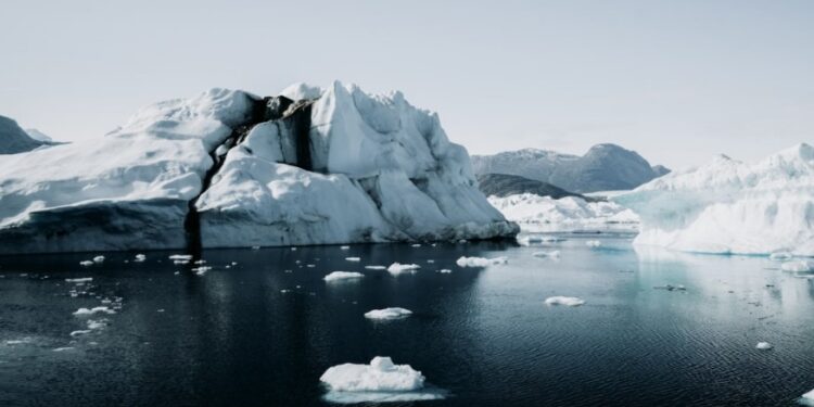 Самый большой в мире айсберг A23a начал распадаться на тысячи осколков: снимок из космоса