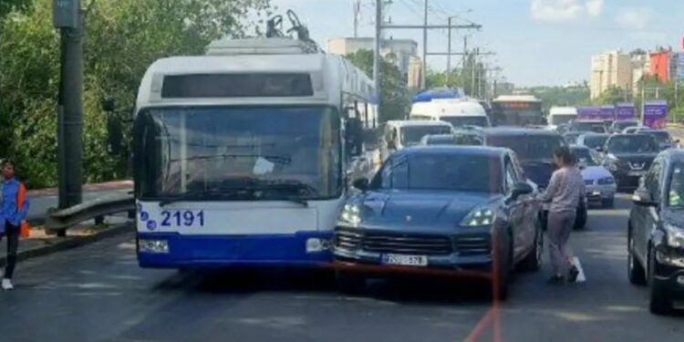 Утреннее ДТП на виадуке в Кишиневе: столкнулись Porsche и троллейбус