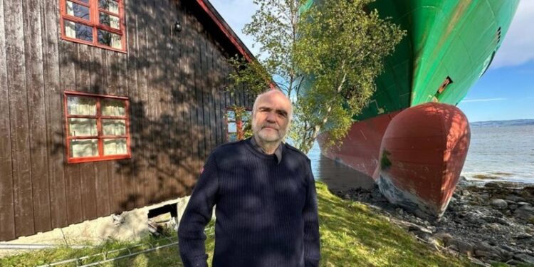 В Норвегии мужчина проснулся от того, что в его дом врезался корабль