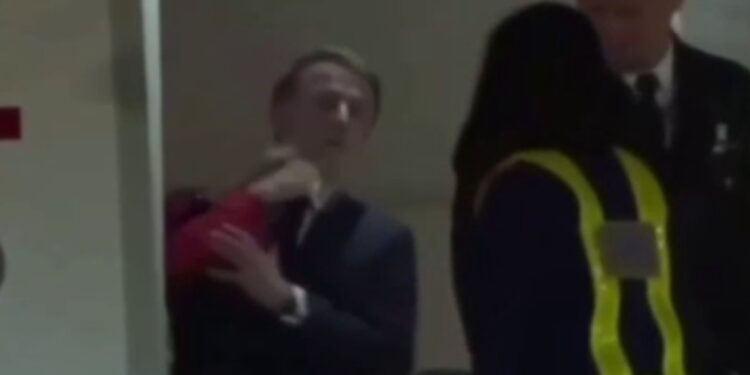 Супруга Макрона ударила его прямо в салоне лайнера