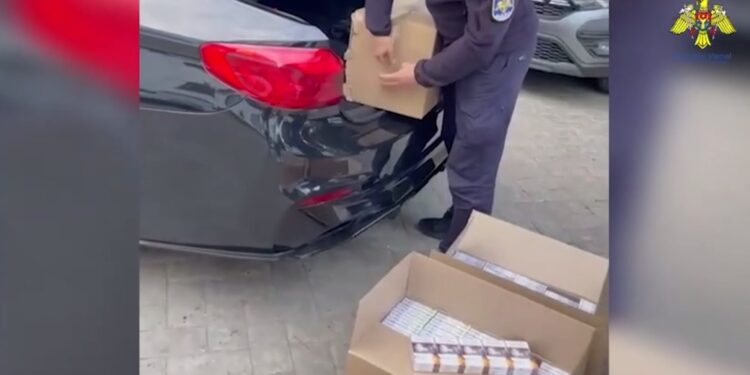 100 000 сигарет обнаружены в автомобиле, остановленном мобильными экипажами Таможни