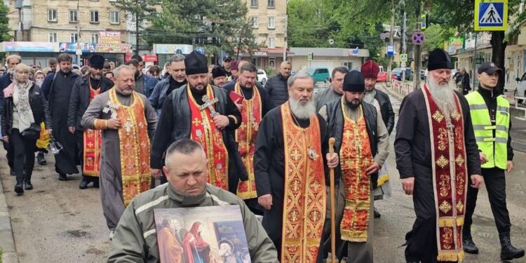 Ради мира и благополучия в стране: В Бельцах прошел Крестный ход | VIDEO