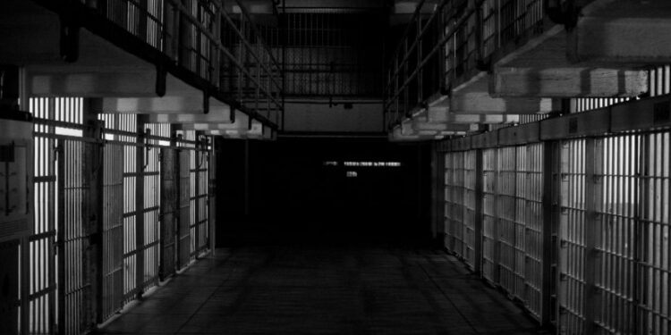 В США осужденный за убийство сбежал из тюрьмы, выдав себя за полицейского