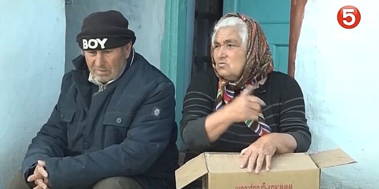 «Экономлю на всем, но все равно не хватает». Как на мизерную пенсию выживает женщина, ухаживая за больным мужем | VIDEO