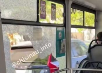 Инцидент в автобусе маршрута №39 в Кишиневе. Одно из окон разбилось само по себе