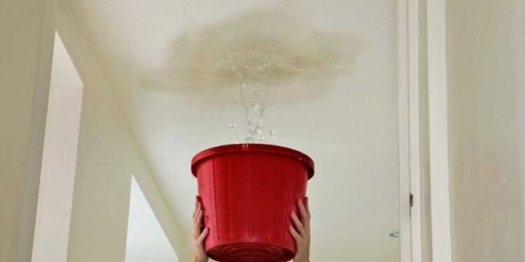 «Течёт крыша? это ваши проблемы». Жители одной  столичной многоэтажки жалуются, что власти много лет не решают проблему с кровлей | VIDEO