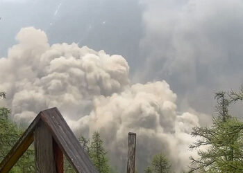 Рекордный оползень после обвала ледника «похоронил» часть деревни в Швейцарии