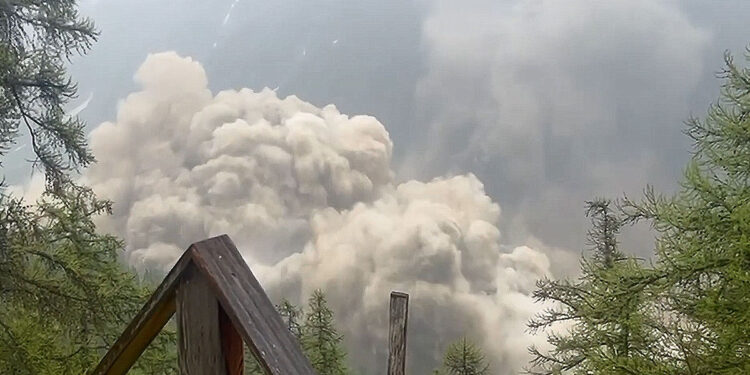 Рекордный оползень после обвала ледника «похоронил» часть деревни в Швейцарии