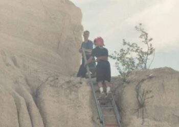 Двое детей спасены сотрудниками ГИЧС в Единцах и Унгенах: один оказался заблокирован на скале, другой упал в канализационный колодец