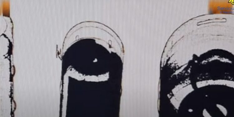 «Изобретательный» водитель спрятал контрабанду в стальных бочках