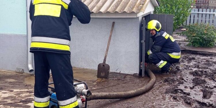 Сильные дожди вызвали наводнения и ущерб в нескольких районах страны