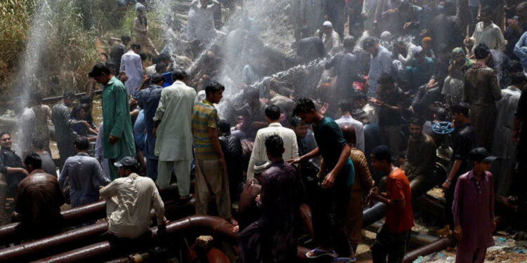 Жара в Пакистане: температура достигла 52°С, дети массово госпитализированы