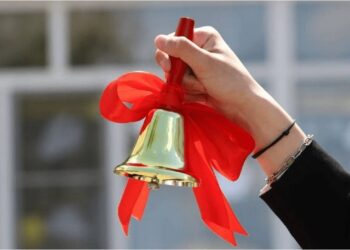 Пышные букеты, слезы радости и грусти: В столичном лицее им. Натальи Георгиу прозвучал последний звонок | VIDEO