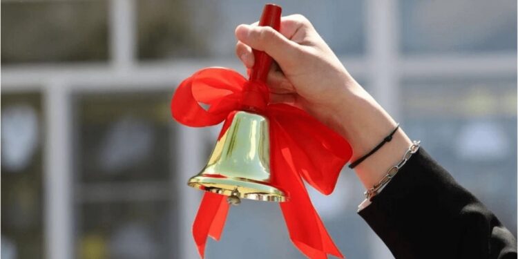 Пышные букеты, слезы радости и грусти: В столичном лицее им. Натальи Георгиу прозвучал последний звонок | VIDEO