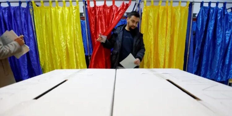 Румыны выбрали своих фаворитов: кто сразится во втором туре выборов президента | VIDEO