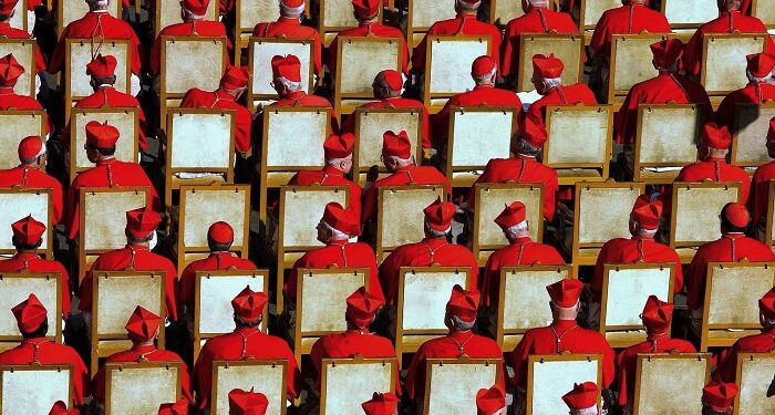 Кардиналы собираются на конклав в Ватикане