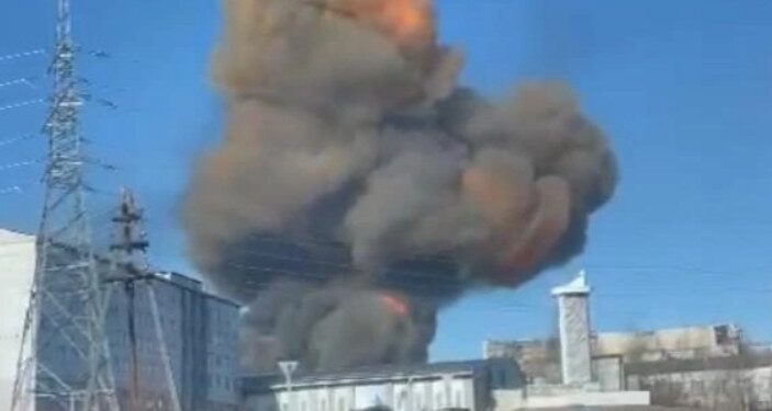 На видео показали первые минуты после мощного взрыва на фабрике в Якутии