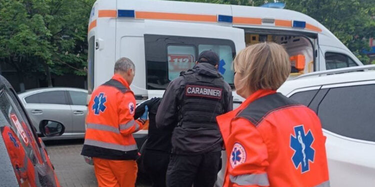 В Комрате карабинеры пришли оказали помощь женщине, лежавшей на земле