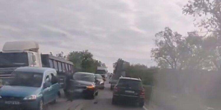 Серьезная авария на Балканском шоссе в столице. В ДТП участвовали два автомобиля и грузовик