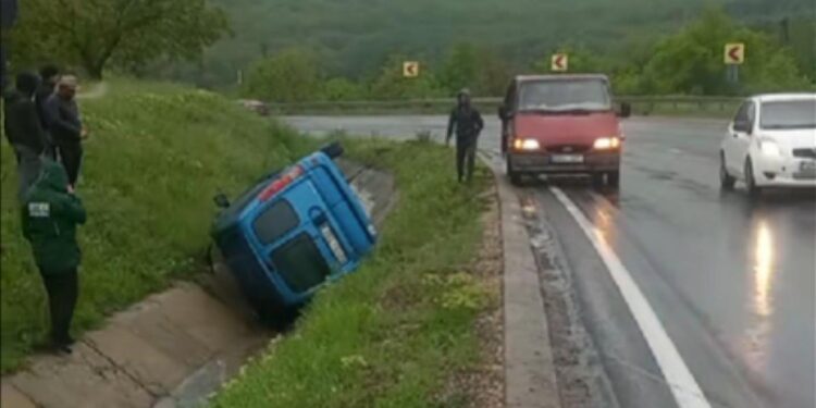 Автомобиль перевернулся в водоотводной канаве в районе Оргеева