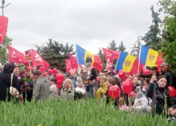 Фронтовые песни, флаги и фотографии родных: В Комрате в Марше памяти участвовало небывалое число людей | VIDEO
